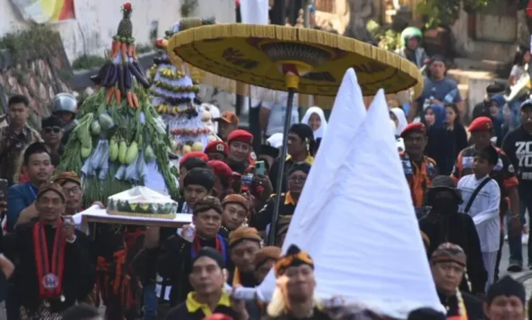 Prosesi Kirab Ki Ageng Pandanaran Berlangsung Meriah