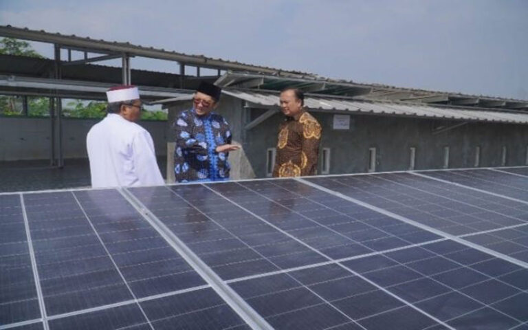 Danamon Donasikan Solar Panel Untuk Komunitas Pendidikan di Jateng