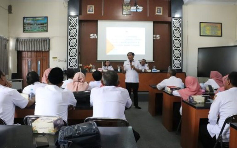 SMA dan SMK di Brebes Dilarang Wajibkan Siswanya Beli Seragam di Sekolah