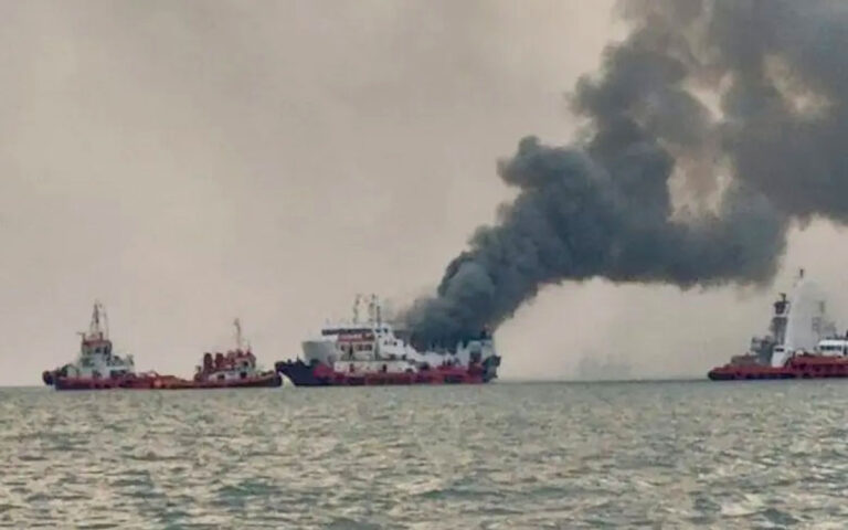 KM Penumpang Kirana I  Terbakar di Tengah Laut Tanjung Mas
