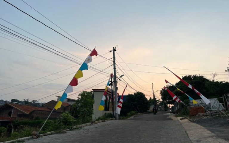 PLN Himbau Warga Hati-Hati Pasang Atribut Kemerdekaan RI