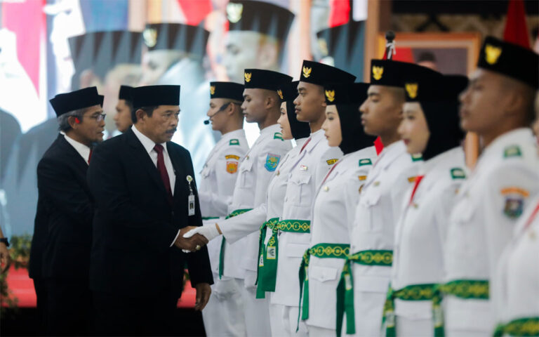 Nana Kukuhkan Paskibraka Jateng 2024