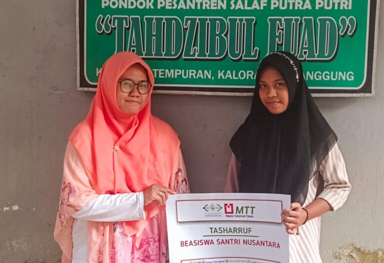 LAZISNU-MTT Telkomsel  Jateng/DIY Serahkan Beasiswa Pada Santri