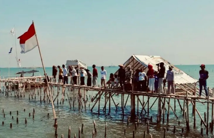 Nelayan Gelar Upacara HUT Kemerdekaan  RI di Tengah Laut