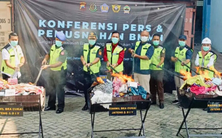 Bea Cukai Semarang Musnahkan Pakain Bekas Impor Ilegal 12 Kontainer
