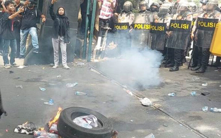 Puluhan Mahasiswa Alami Luka-Luka Dalam Demo Tolak Revisi RUU Pilkada