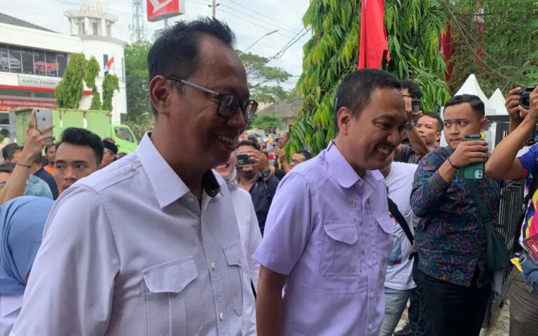 Yoyok-Joko Resmi Daftar ke KPU Diiringi Sholawatan