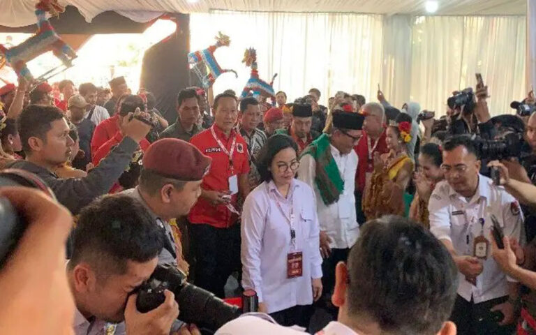 Kesenian Tradisional Daerah Iringi Agustin-Iswar ke KPU