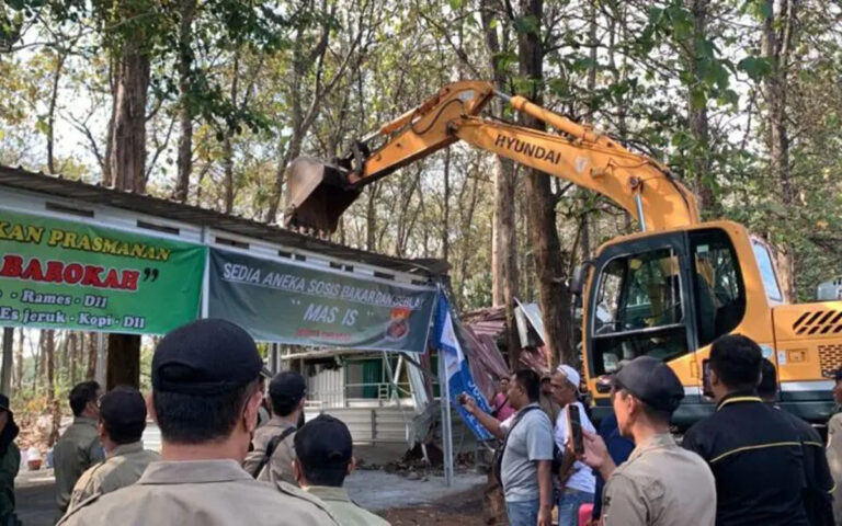 Satpol PP Lakukan Pembongkaran 90 Lapak Ilegal di Mijen Semarang
