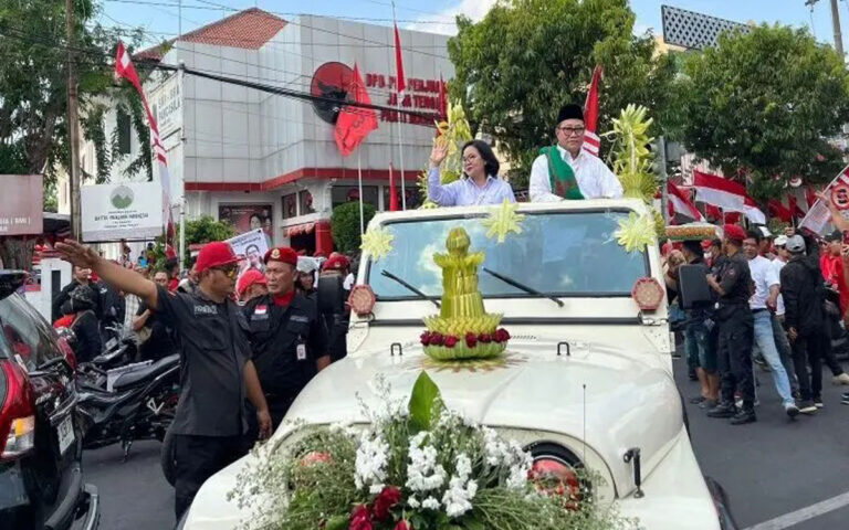 Naik Jeep Terbuka, Agustina-Iswar Daftar ke KPU Kota Semarang