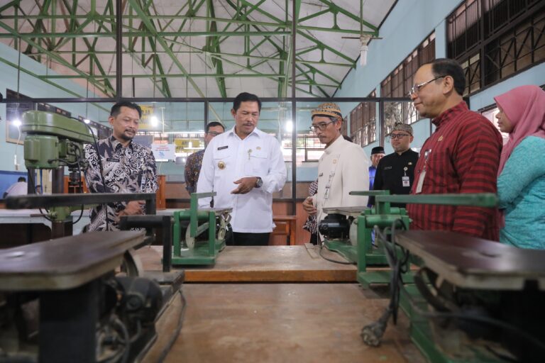 Tingkatkan Pendidikan Vokasi, Nana Cek Belanja Fisik di SMK N 9 Surakarta