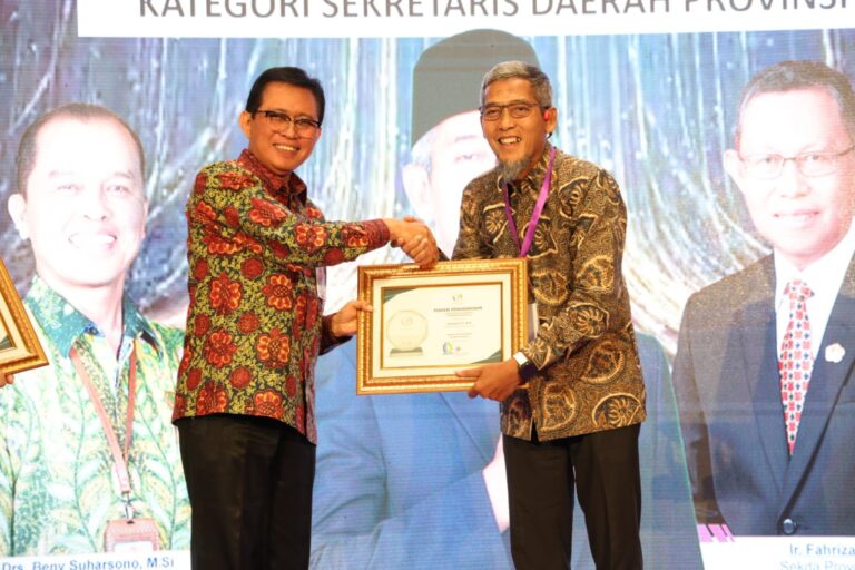 Sekda Jateng Raih Askompsi Award 2024 dari Kemendagri