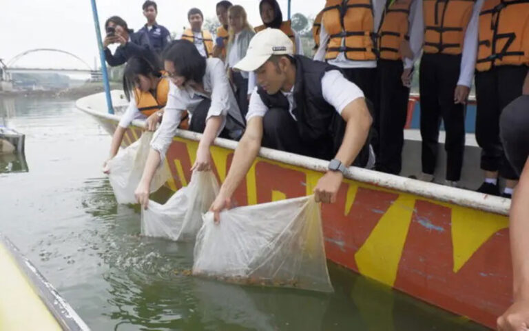 Peduli Lingkungan, Udinus Sebar 20.000 Benih Ikan Nila di Waduk Jatibarang
