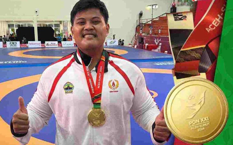 Penantian Selama 16 Tahun, Pegulat Umar Maulana Raih Medali Emas di PON XXI