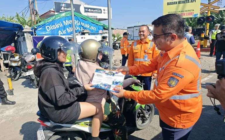 KAI Daop 4 dan Satlantas Polrestabes Semarang Gelar Sosialisasi Keselamatan di Perlintasan