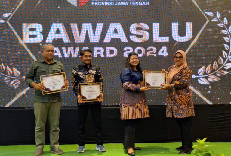 Bawaslu Kota Semarang Raih Dua Penghargaan Bawaslu Jateng Award 2024