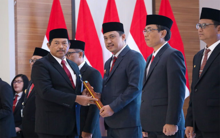 Nana Sudjana Kukuhkan 6 Penjabat Sementara Kepala Daerah