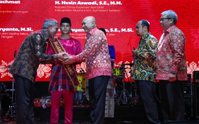 Sekda Jateng Raih Penghargaan Tanda Jasa Bakti Koperasi dan UKM