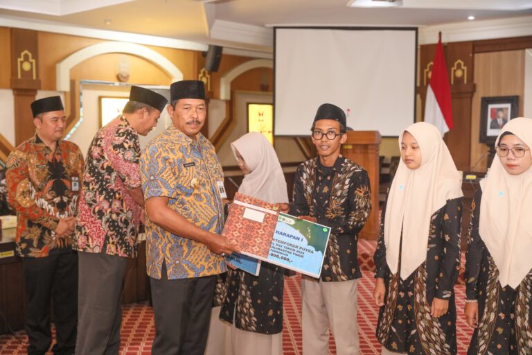 Pj Gubernur Jateng Serahkan Tali Asih Peserta MTQ Senilai Rp190 Juta