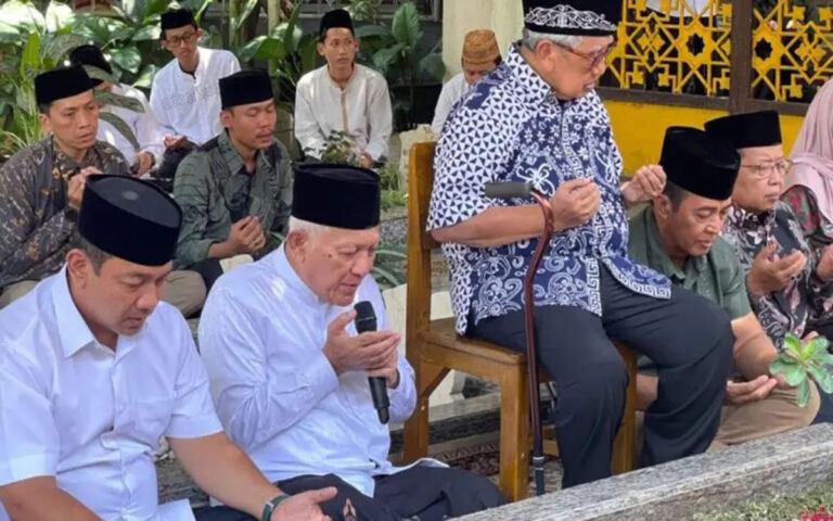 Paslon Andika-Hendi Terima Naskah Resolusi Jihad