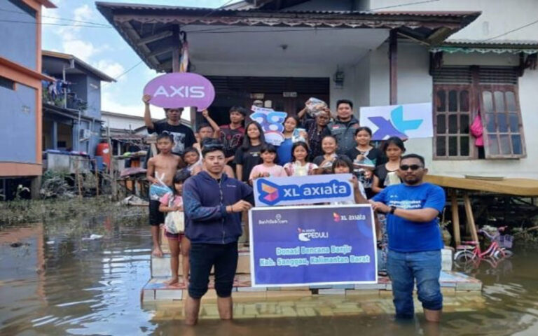 XL Axiata Salurkan Bantuan Korban Banjir Di Kalimantan