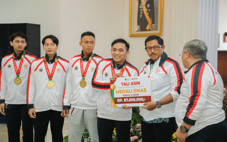 Pj Gubernur Jateng Serahkan Tali Asih Peraih Medali PON XXI Senilai Rp60,6 Miliar