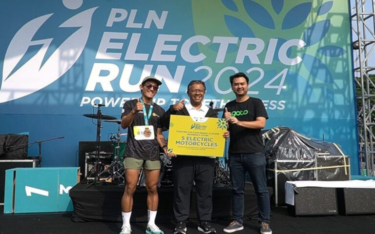 PLN Serahkan 5 Motor Listrik Pada Pengemudi Ojol Prasejahtera
