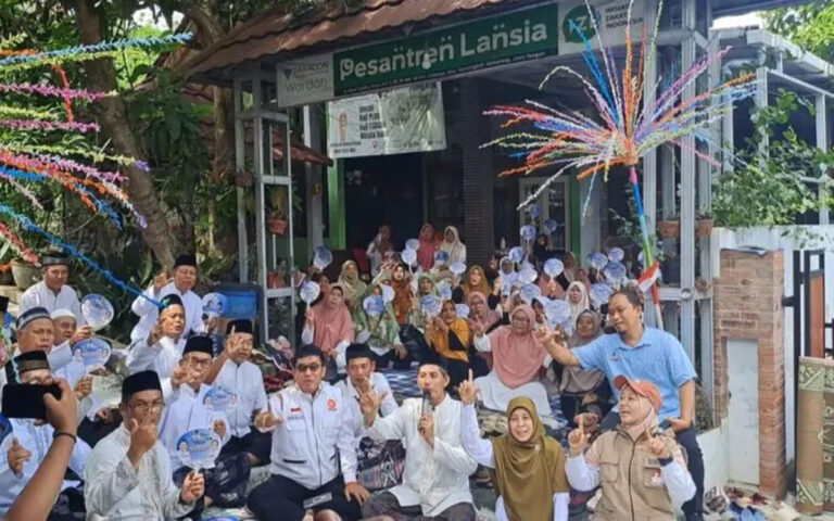 Ratusan Santri-Santriwati Lansia Dukung Paslon Yoyok-Joss