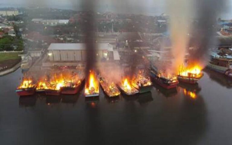 Sebanyak 12 Kapal Terbakar di Pelabuhan Pekalongan