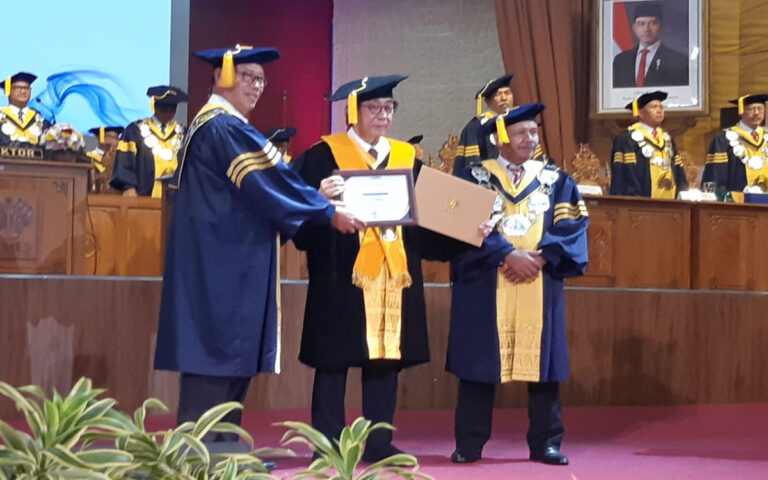 Dorong Inovasi Industri Herbal, Irwan Hidayat Raih Gelar Doktor Honoris Causa dari Unnes