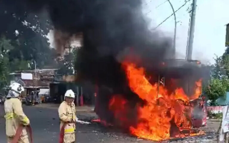 Diduga Korsleting, Bus Trans Semarang Terbakar di Gunungpati