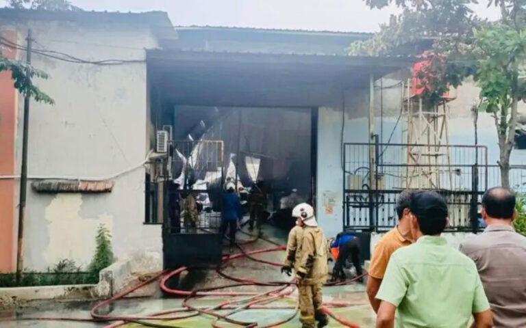 Pabrik Tiner di Kawasan Genuk Semarang Terbakar