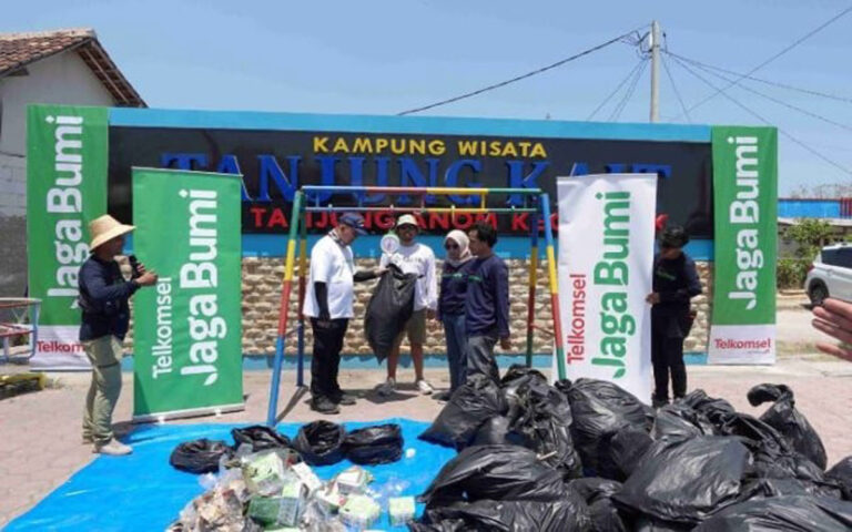 Telkomsel Jaga Bumi Dengan Menanam 10.600 Mangrove