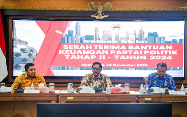 Pemprov Jateng Serahkan Bankeu Parpol Tahap II Senilai Rp12,6 Miliar