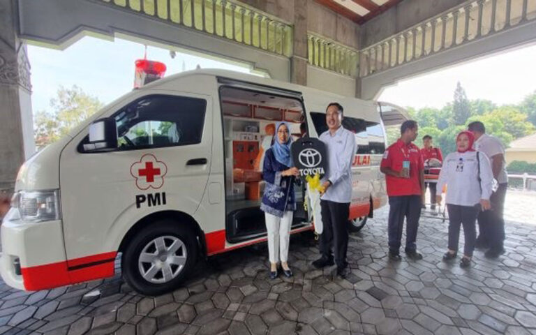 BI Jateng Serahkan Bantuan 1 Unit Ambulans ke PMI