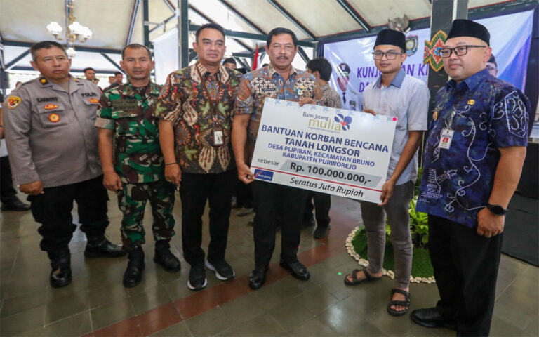 Nana Sudjana Serahkan Bantuan Bagi Keluarga Korban Tanah Longsor