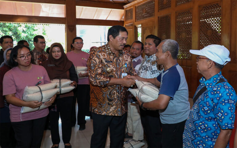 Kurangi Beban Warga Miskin, Pemprov Jateng Salurkan 10 Ton Beras Cadangan Pangan