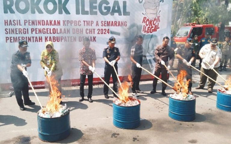 Bea Cukai Semarang dan Pemkab Demak Musnahkan 10 Juta Batang Rokok Ilegal