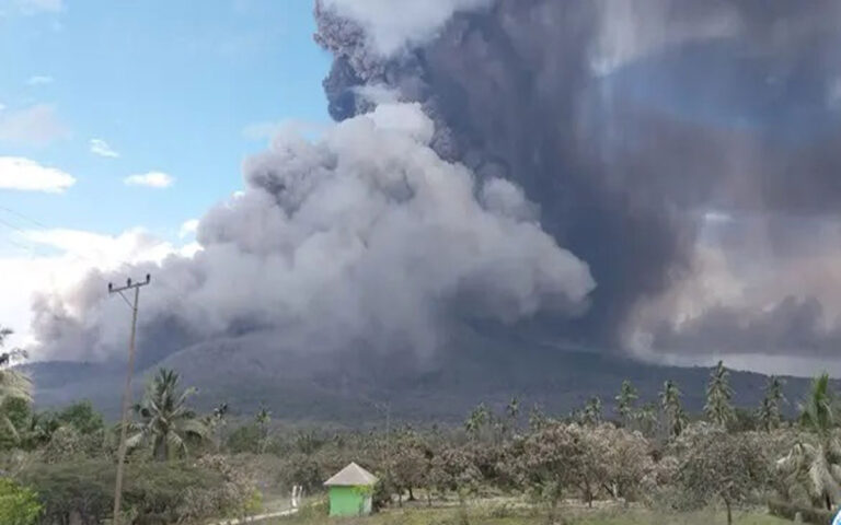 Sido Muncul Beri Bantuan Rp350 Juta Untuk Korban Erupsi Gunung Lewotobi Laki-Laki