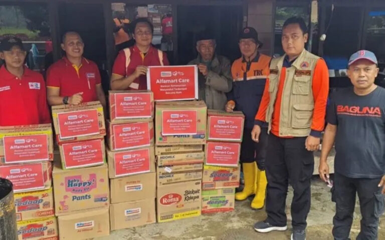 Alfamart Beri Bantuan Logistik Pada Warga Terdampak Banjir