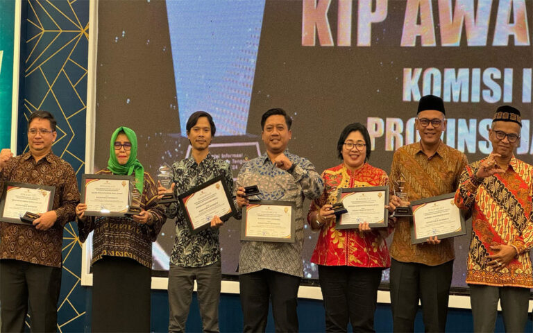 Bawaslu Kota Semarang Raih Penghargaan Badan Publik Informatif