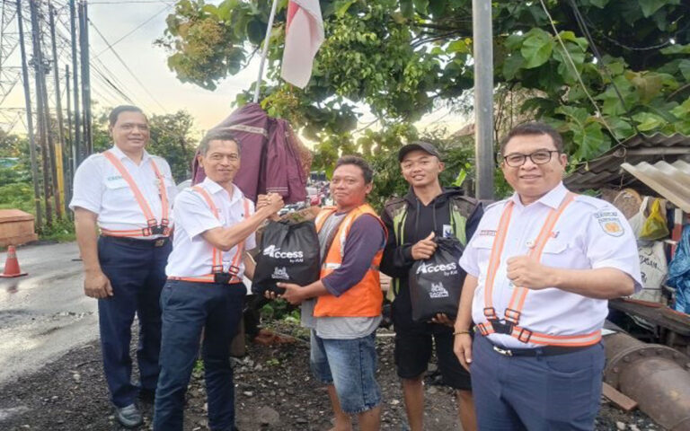 KAI Daop 4 Semarang Bagikan 115 Paket Sembako Pada Petugas Penjaga Perlintasan