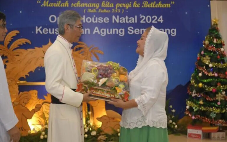 Ita Pamit Dengan Linangan Air Mata di Depan Jemaat Keuskupan Agung Semarang