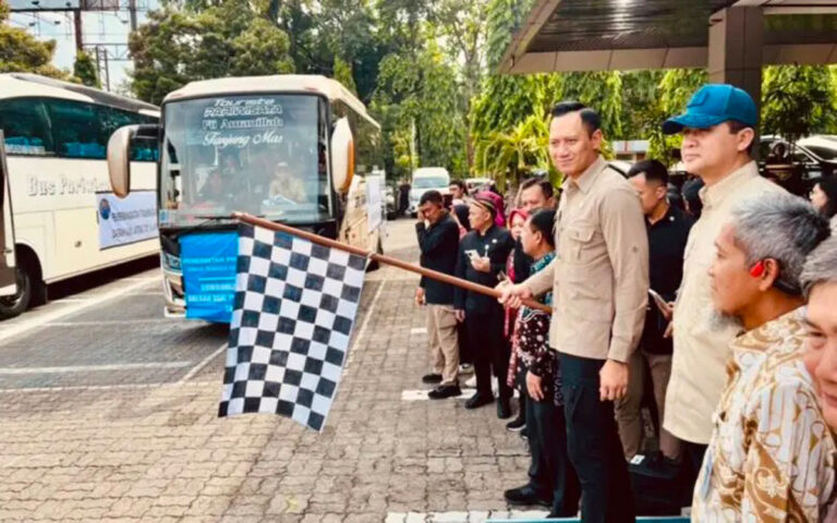 AHY Lepas Rombongan Transmigrasi Jateng dan DIY