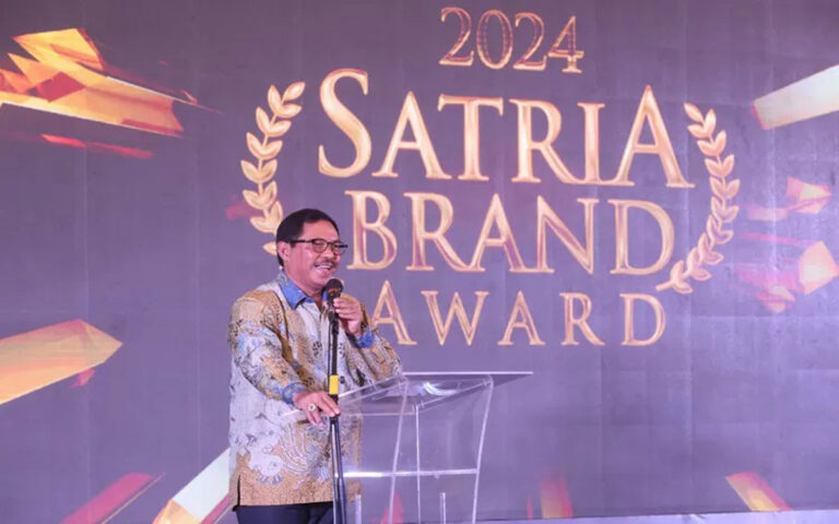 Nana Sudjana Raih Penghargaan Satria Leadership Award  2024