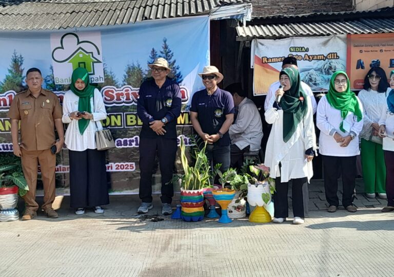 Nasabah Bank Sampah Sriwulan Demak Pelopori Penanaman Cemara Laut