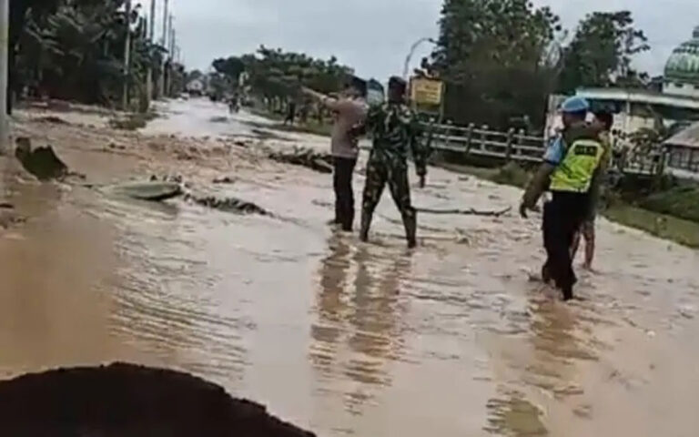 Tanggul Jebol, Jalur Semarang-Purwodadi Lumpuh Total