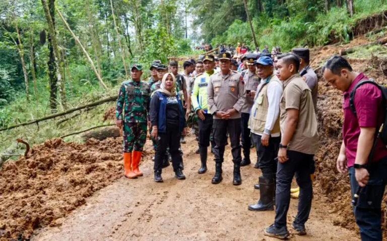Kapolda Jateng Tinjau Longsor Petungkriyono di Pekalongan