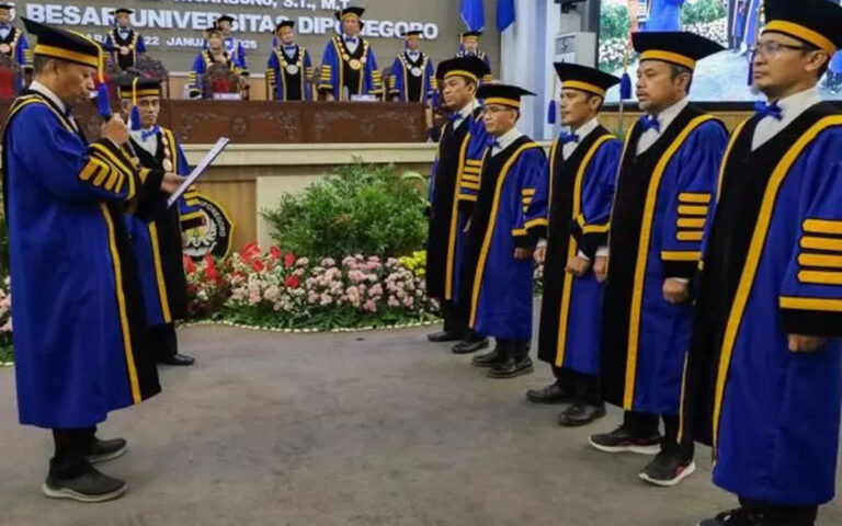 Kukuhkan 5 Guru Besar FT, Rektor Undip Harapkan Ilmunya Dapat Bermanfaat Bagi Masyarakat