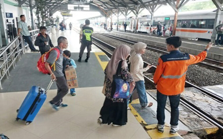 Komunitas RailFans Bantu KAI Daop 4 Semarang Amankan Angkutan Liburan Nataru